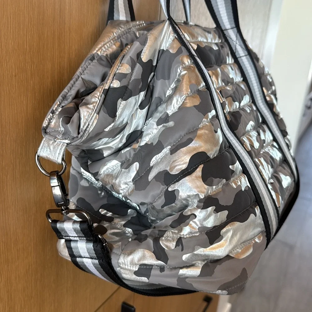 Think Royln Wingman Shiny Silver Black Camo Large Nylon Tote Adjustable Strap - Picture 13 of 13